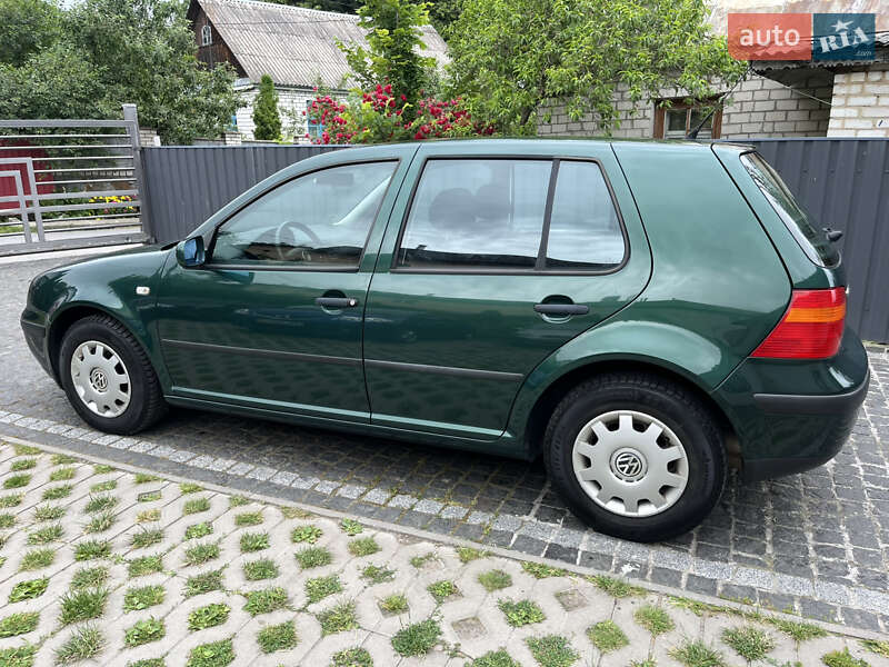 Хетчбек Volkswagen Golf 2000 в Звягелі