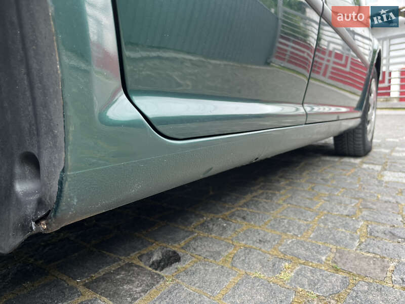 Хетчбек Volkswagen Golf 2000 в Звягелі