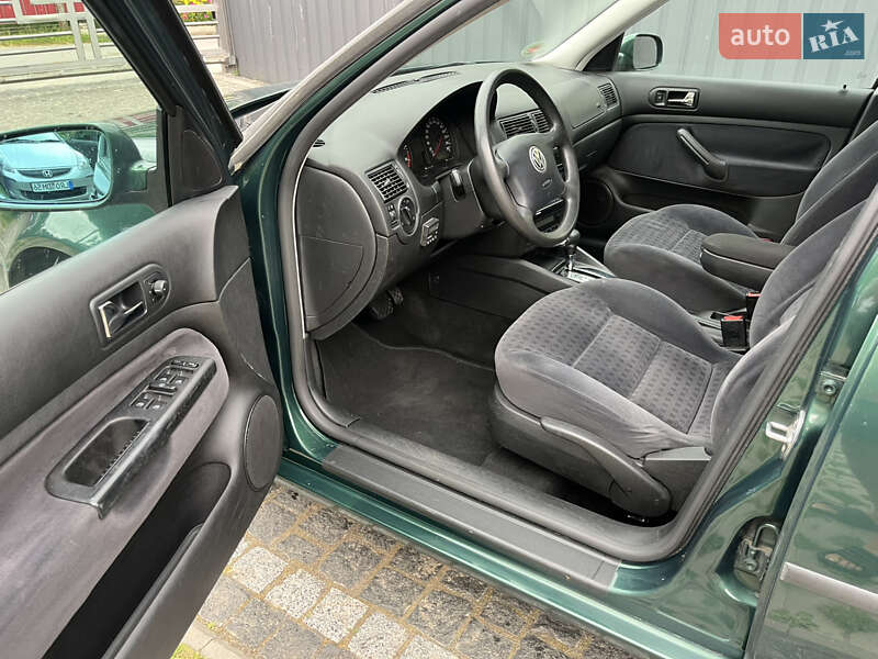 Хетчбек Volkswagen Golf 2000 в Звягелі