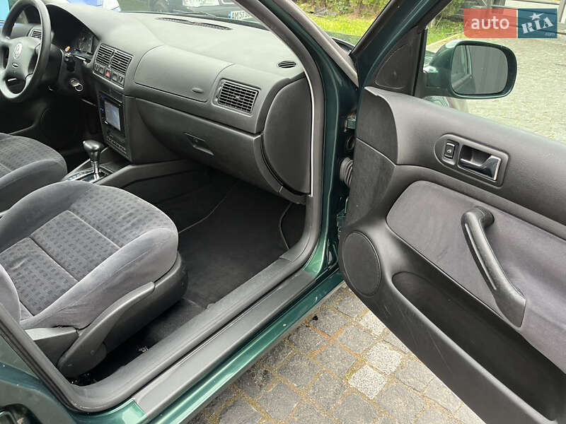 Хетчбек Volkswagen Golf 2000 в Звягелі