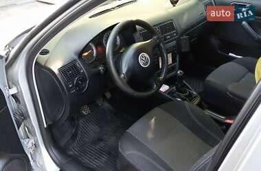 Хетчбек Volkswagen Golf 2003 в 