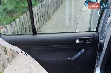 Хетчбек Volkswagen Golf 2003 в 