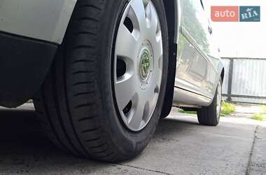 Хетчбек Volkswagen Golf 2003 в 