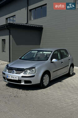 Хетчбек Volkswagen Golf 2004 в Сарнах