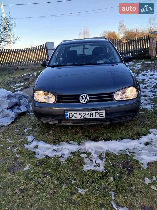 Хэтчбек Volkswagen Golf 2001 в Глинянах