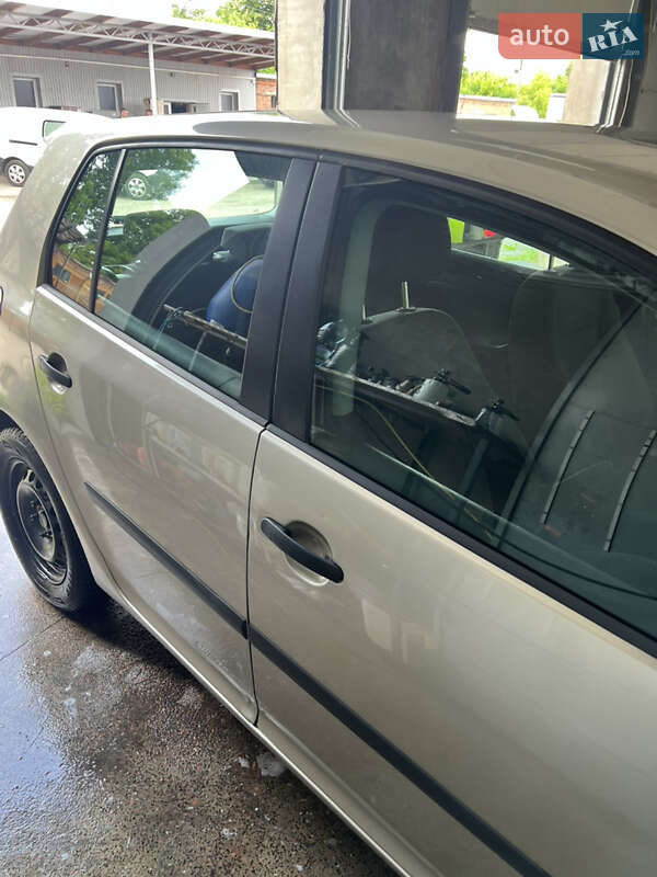 Хэтчбек Volkswagen Golf 2004 в Турийске