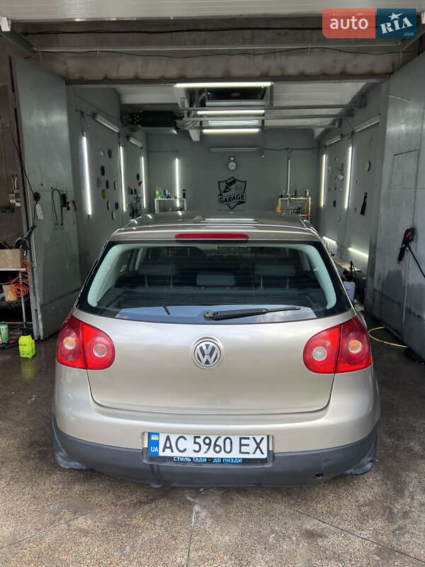 Хэтчбек Volkswagen Golf 2004 в Турийске