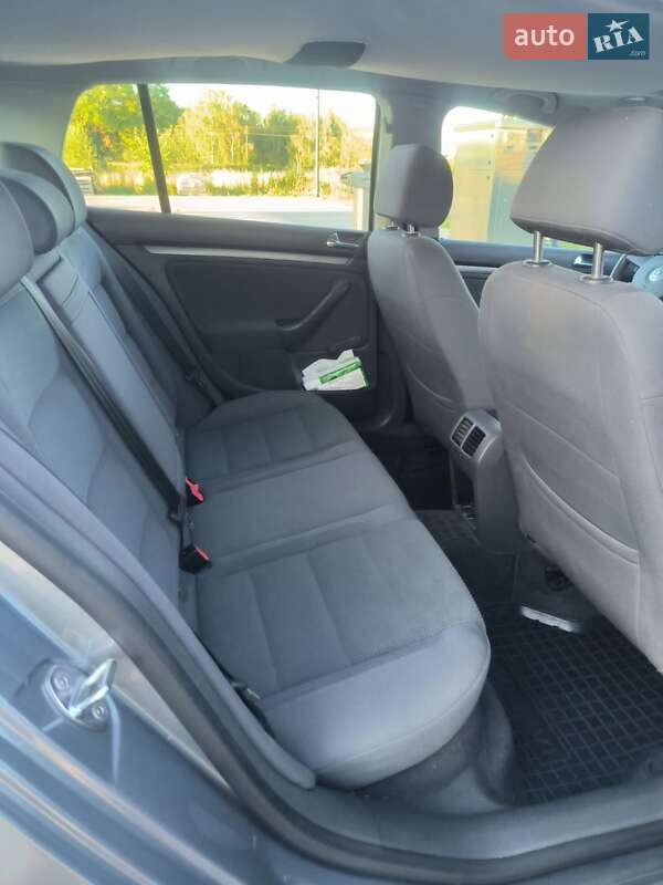 Хетчбек Volkswagen Golf 2005 в Радехові