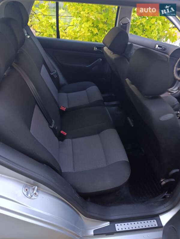 Хетчбек Volkswagen Golf 2002 в Теофіполі