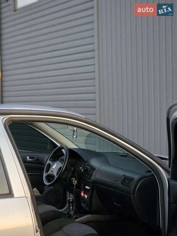 Хетчбек Volkswagen Golf 2000 в Кропивницькому