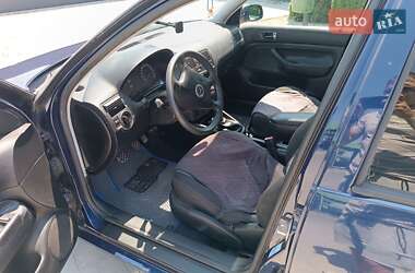 Хетчбек Volkswagen Golf 2001 в 