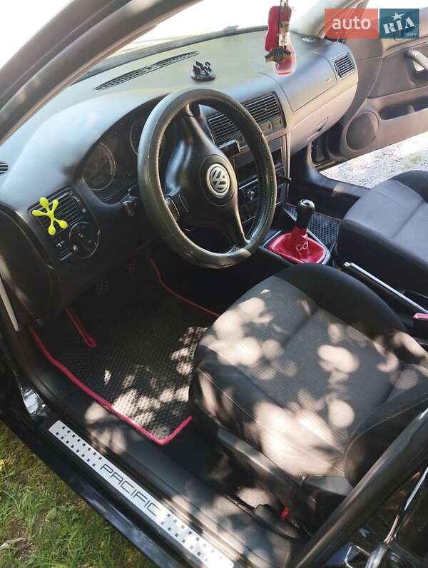 Хетчбек Volkswagen Golf 2003 в Луцьку