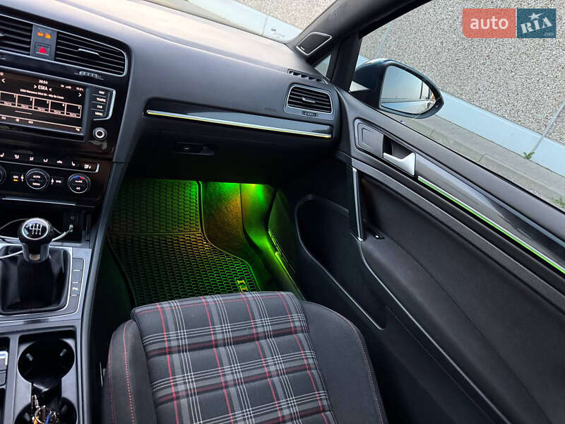 Хетчбек Volkswagen Golf 2015 в Драбіву