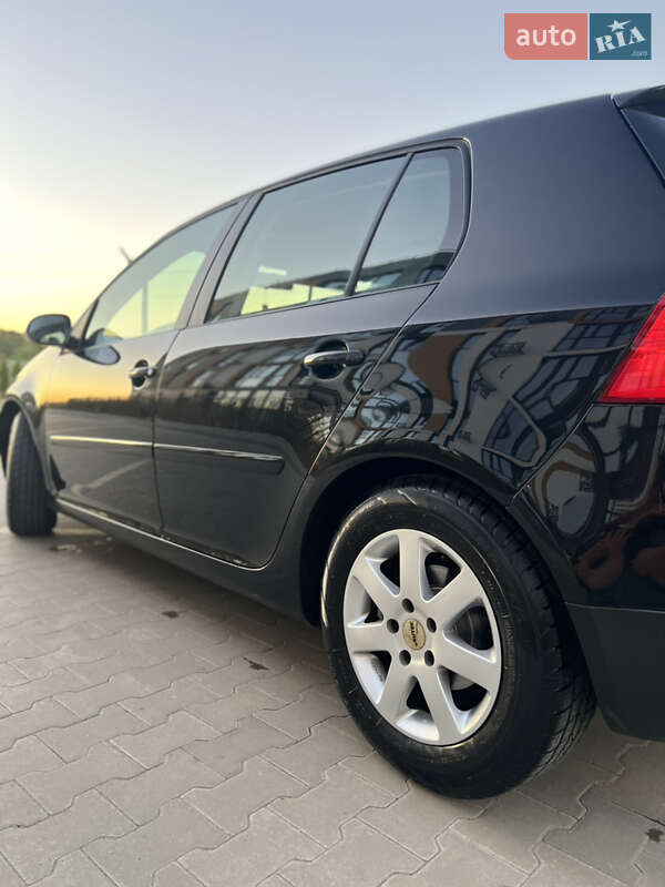 Хэтчбек Volkswagen Golf 2006 в Луцке
