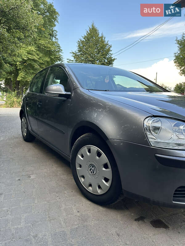 Хэтчбек Volkswagen Golf 2004 в Надворной