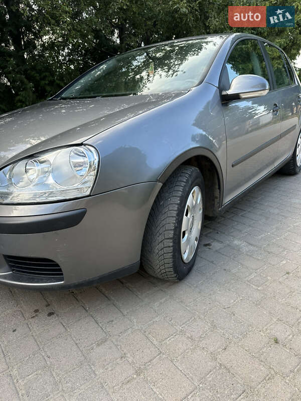 Хэтчбек Volkswagen Golf 2004 в Надворной