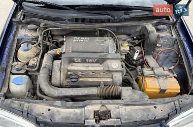 Хэтчбек Volkswagen Golf 2000 в 