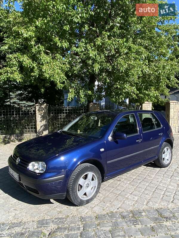 Хэтчбек Volkswagen Golf 2000 в 