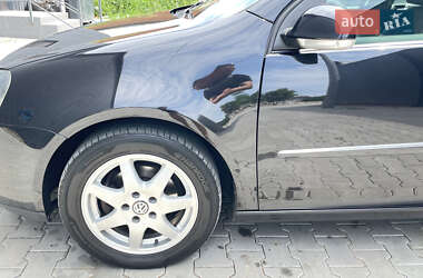 Хетчбек Volkswagen Golf 2008 в 