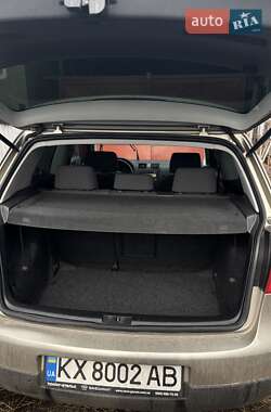 Хэтчбек Volkswagen Golf 2004 в Чугуеве