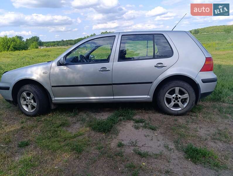 Хетчбек Volkswagen Golf 2003 в Краснокутську