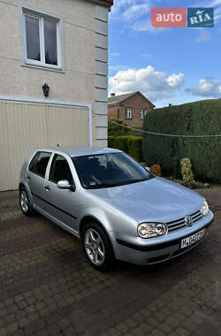 Хэтчбек Volkswagen Golf 2001 в 