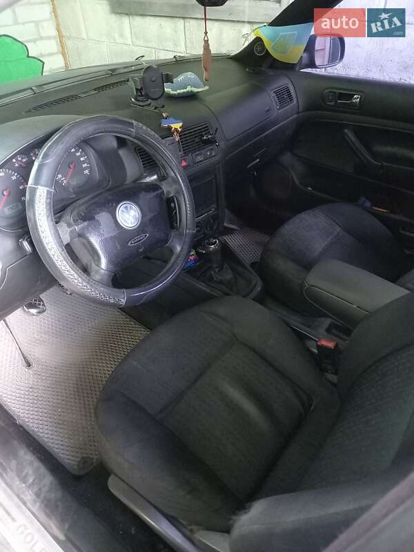 Хэтчбек Volkswagen Golf 2003 в Днепре
