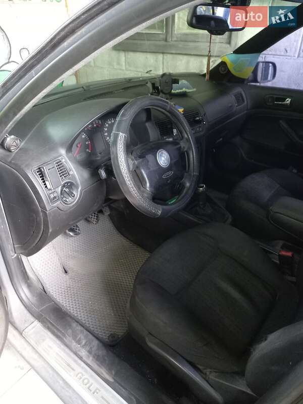 Хэтчбек Volkswagen Golf 2003 в Днепре