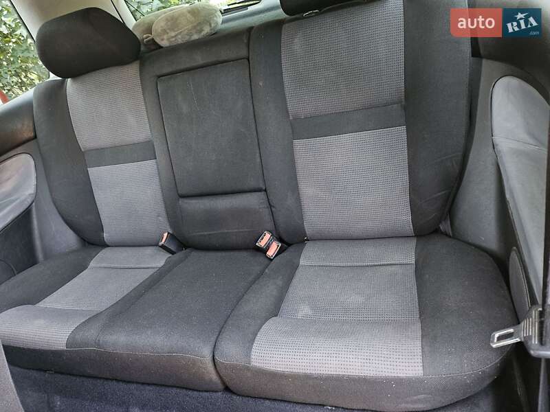 Хэтчбек Volkswagen Golf 2001 в Миргороде