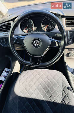 Хэтчбек Volkswagen Golf 2012 в 