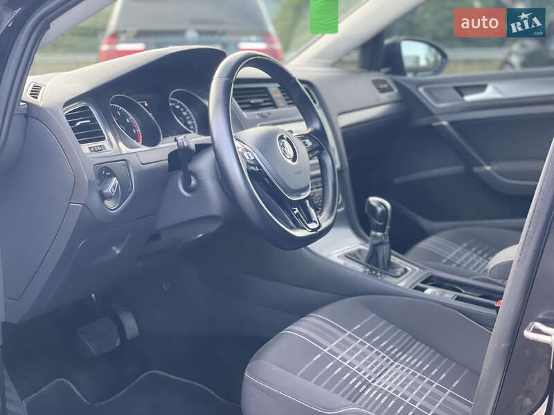 Хэтчбек Volkswagen Golf 2016 в Хусте