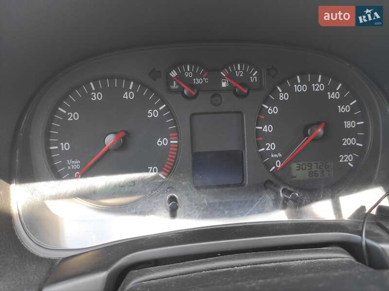 Хэтчбек Volkswagen Golf 2002 в Каменском