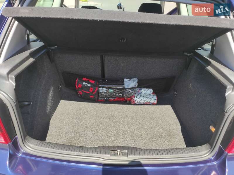 Хэтчбек Volkswagen Golf 2002 в Каменском