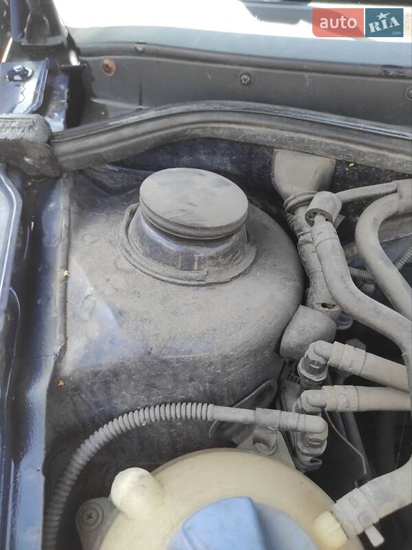 Хэтчбек Volkswagen Golf 2002 в Каменском