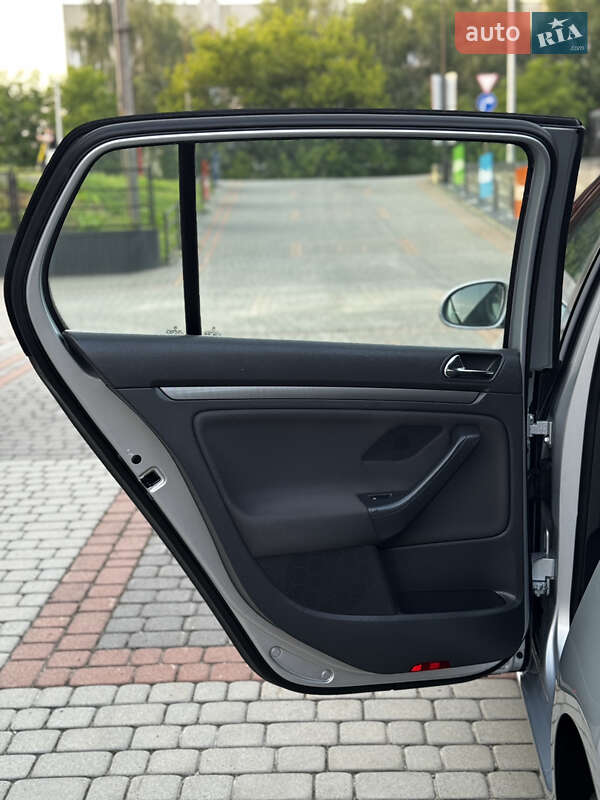 Хетчбек Volkswagen Golf 2005 в Тернополі