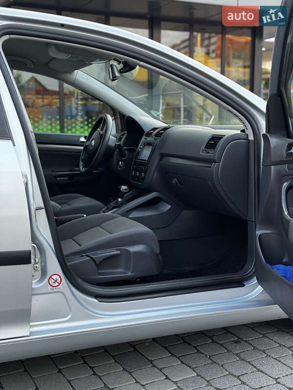 Хетчбек Volkswagen Golf 2005 в Тернополі