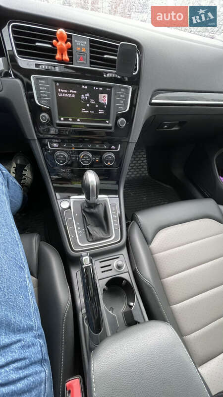 Універсал Volkswagen Golf 2015 в Тернополі