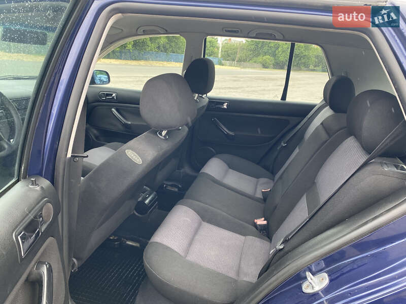 Хетчбек Volkswagen Golf 2001 в Немирові