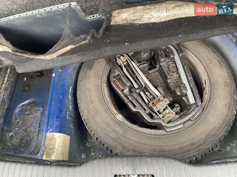 Хетчбек Volkswagen Golf 2001 в Немирові