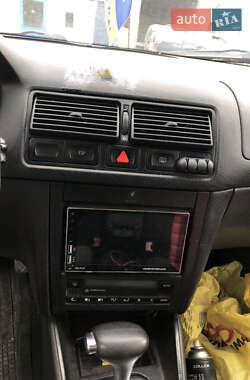 Хэтчбек Volkswagen Golf 2002 в 