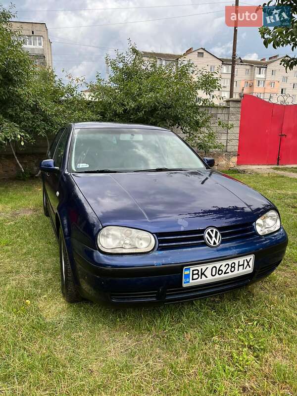 Хэтчбек Volkswagen Golf 2000 в Сарнах