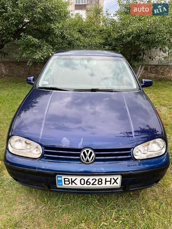 Хэтчбек Volkswagen Golf 2000 в Сарнах