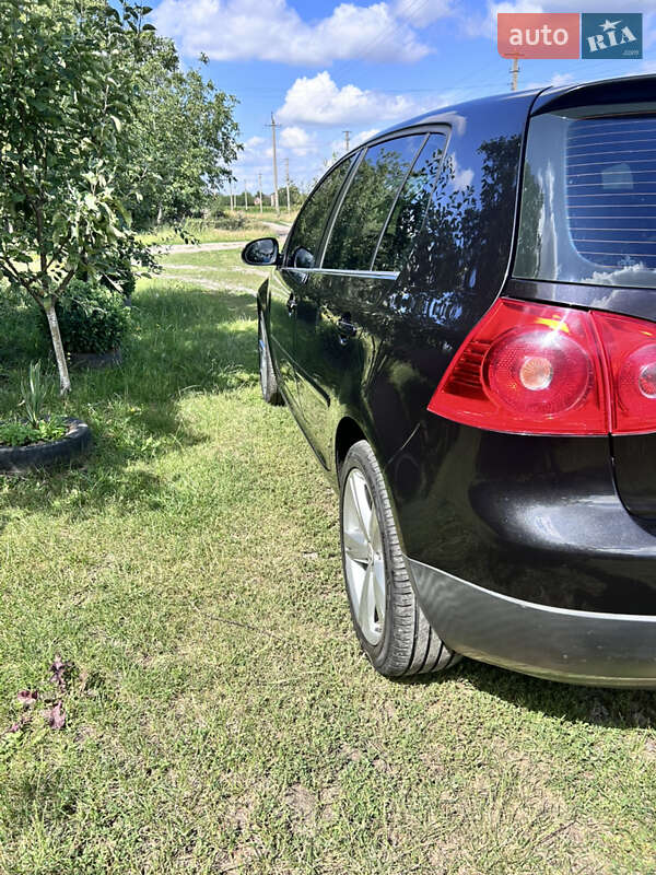 Хетчбек Volkswagen Golf 2005 в Диканьці