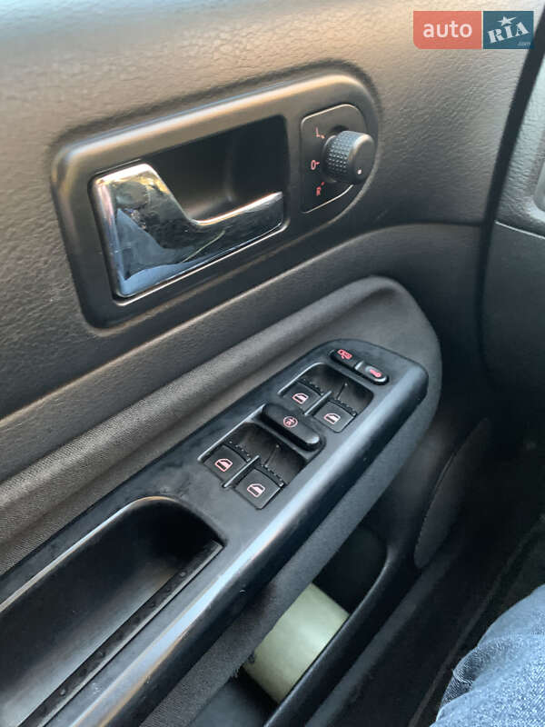 Хетчбек Volkswagen Golf 2003 в Львові