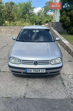 Хэтчбек Volkswagen Golf 2002 в Каневе