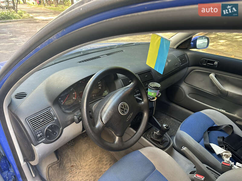 Хэтчбек Volkswagen Golf 2001 в Коростене