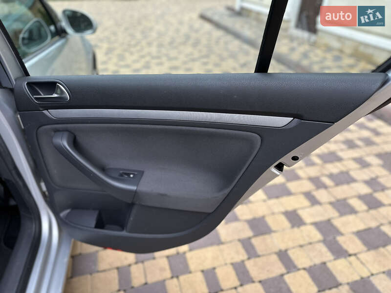 Хэтчбек Volkswagen Golf 2008 в Могилев-Подольске