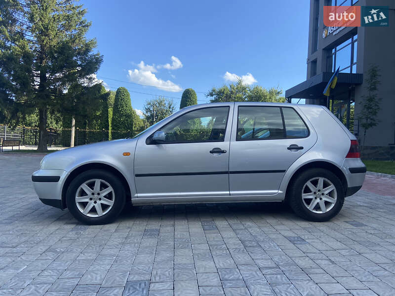 Хэтчбек Volkswagen Golf 2002 в Ровно