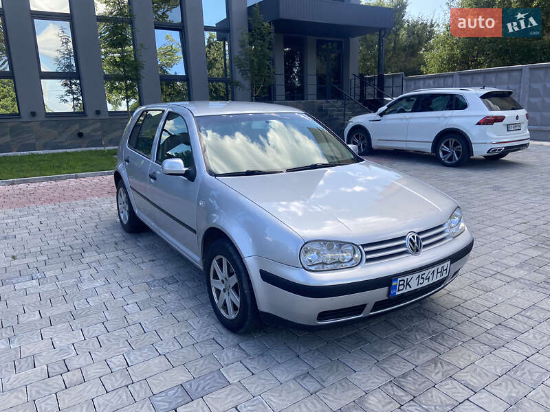 Хэтчбек Volkswagen Golf 2002 в Ровно