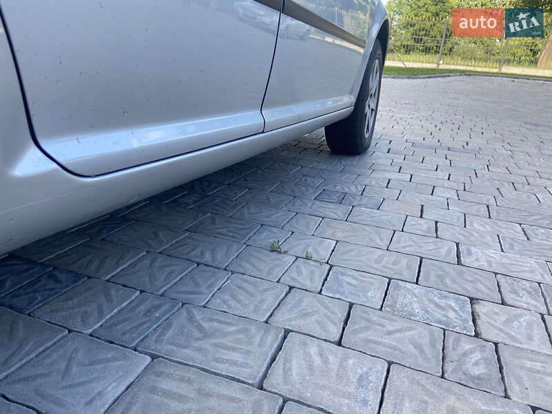 Хэтчбек Volkswagen Golf 2002 в Ровно